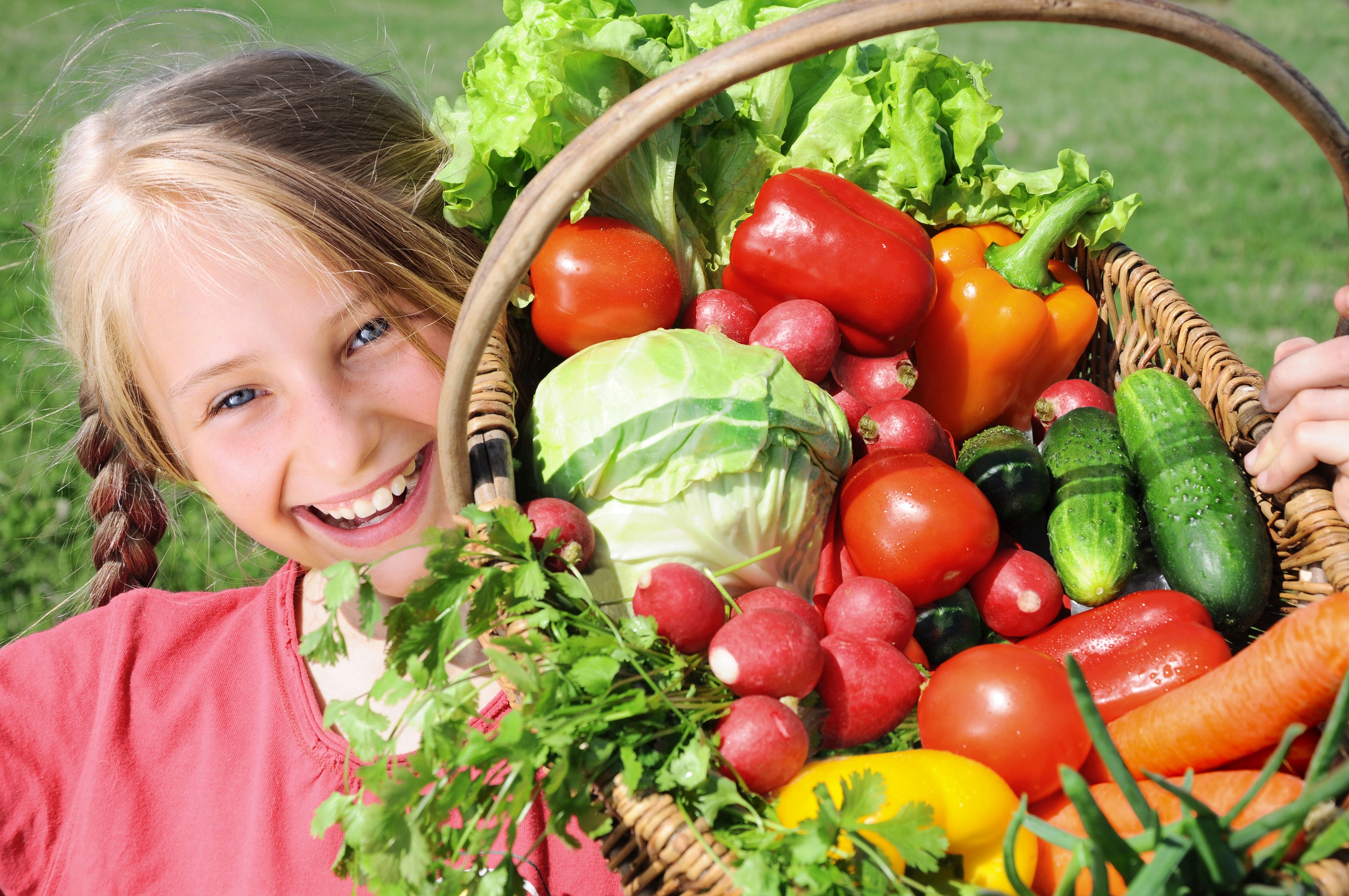 Быть овощем и жить. Овощи и фрукты для детей. Кушать овощи и фрукты. Ребенок ест овощи и фрукты. Человек ест овощи и фрукты.